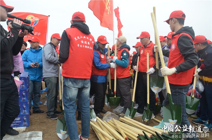 黑龙江工商学院圆满完成“保护青山绿水_共建大美龙江”千人公益植树志愿服务工作