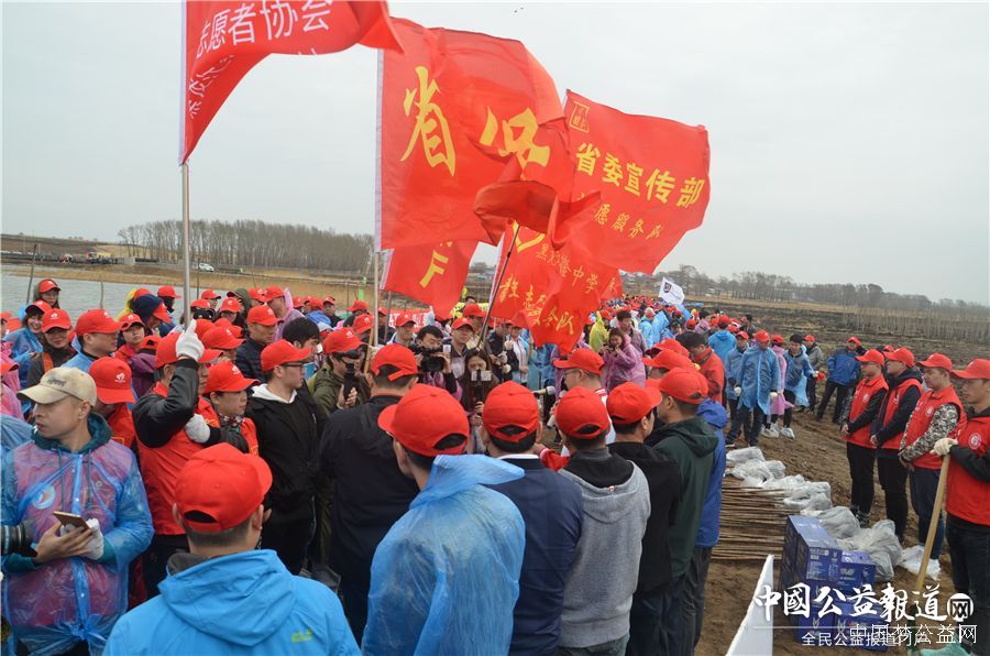 黑龙江工商学院圆满完成“保护青山绿水_共建大美龙江”千人公益植树志愿服务工作