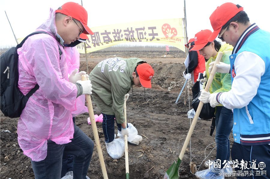 黑龙江工商学院圆满完成“保护青山绿水_共建大美龙江”千人公益植树志愿服务工作